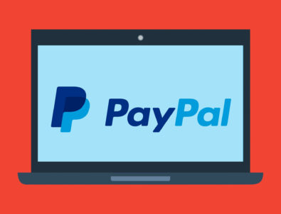 PayPal Logo auf Laptop-Bildschirm - Möglichkeiten, sofort Geld zu leihen mit PayPal